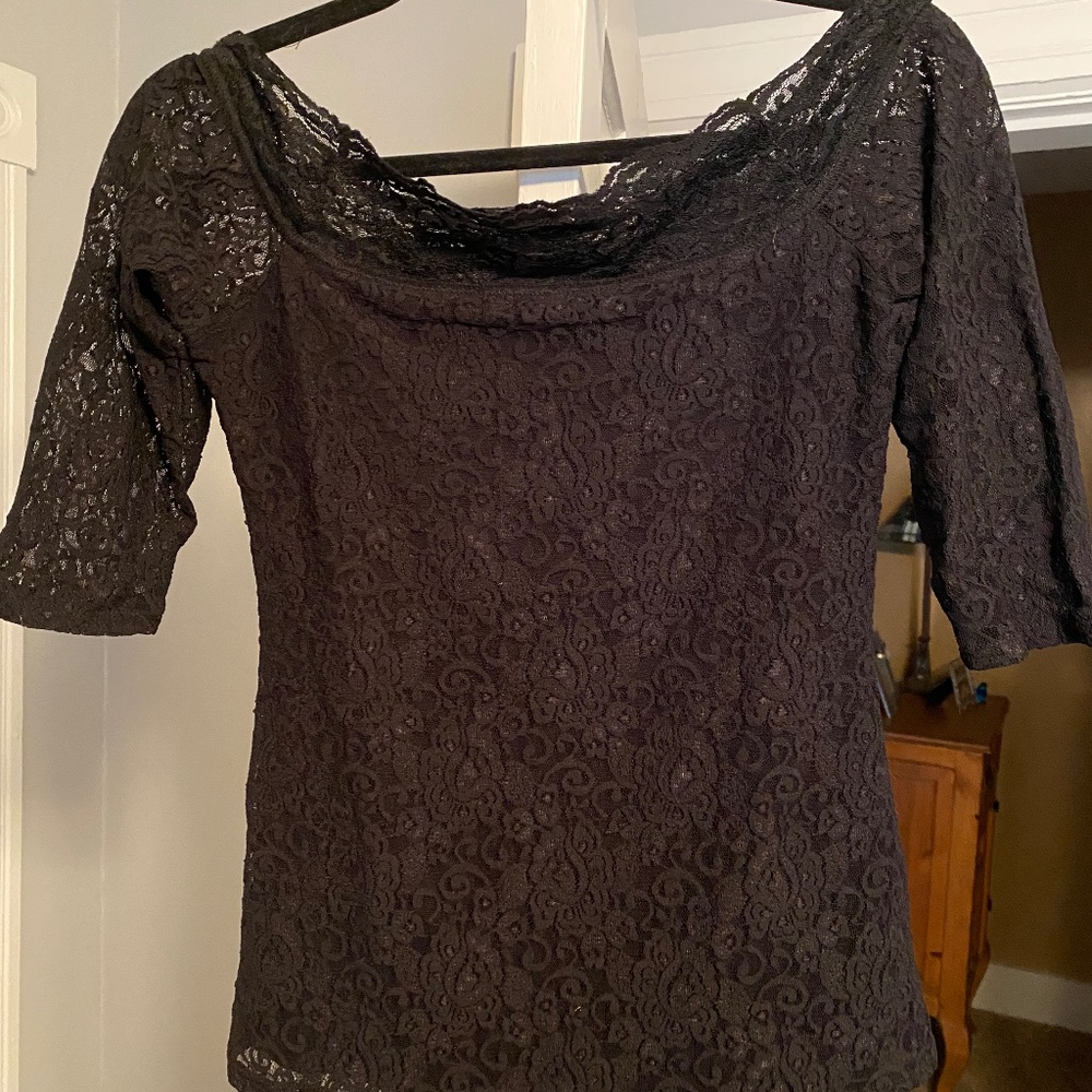 Black Lace Off-the-Shoulder Fittred Top (M)